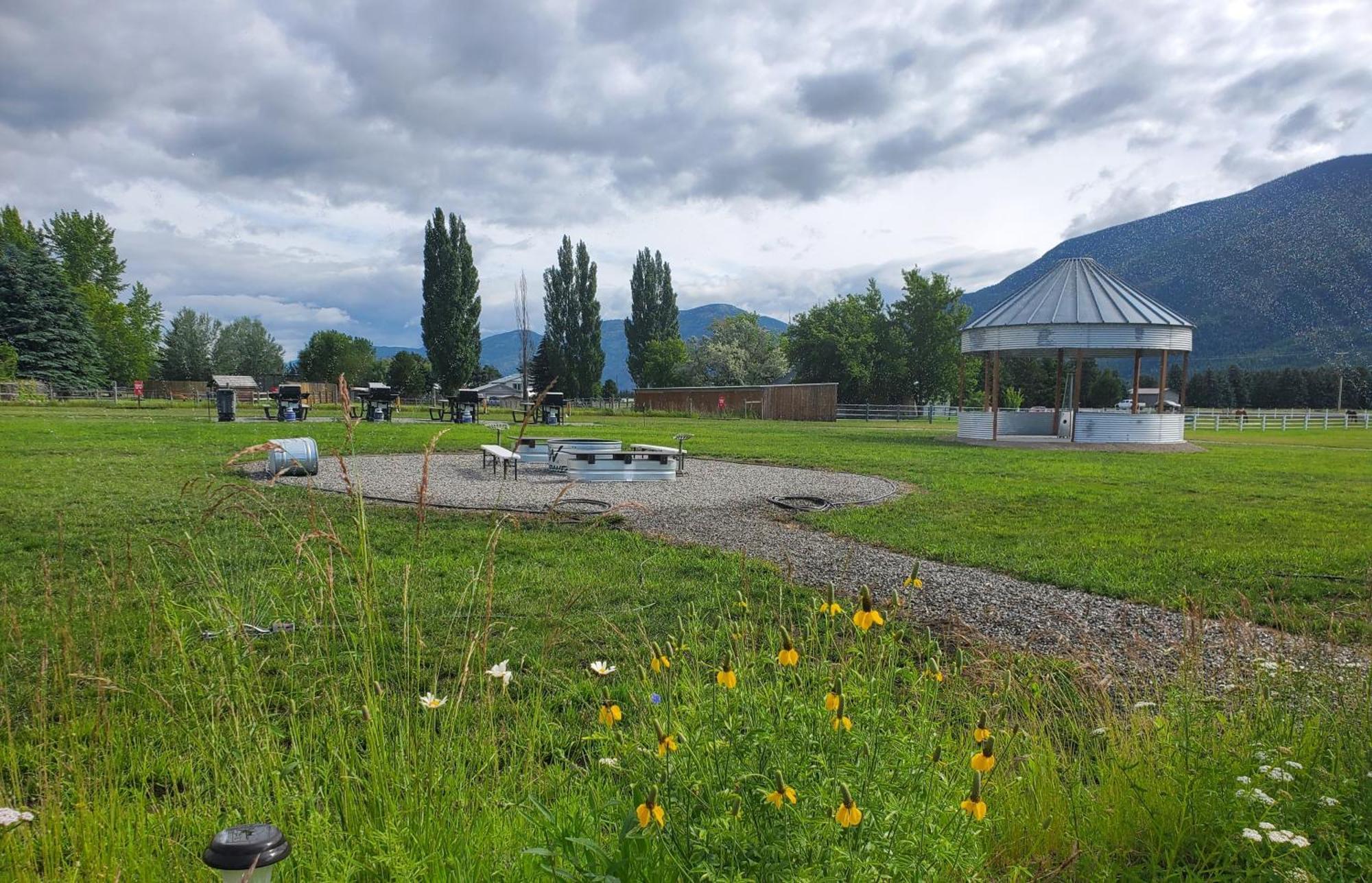 Glacier Acres Guest Ranch Motel Columbia Falls Exterior foto